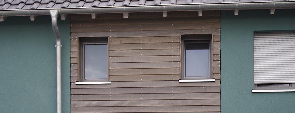 Fassadenpaneele mit Fensteraussparungen