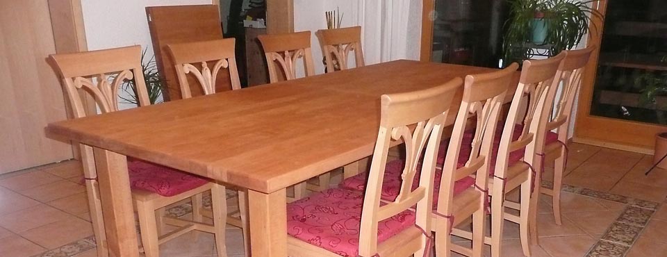 Esstisch mit acht Stühlen